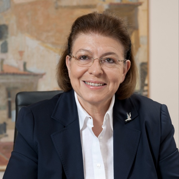 Lina  Mendoni 